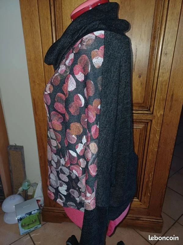 Black sweater with red bubble gradient, size 42 – photo 4